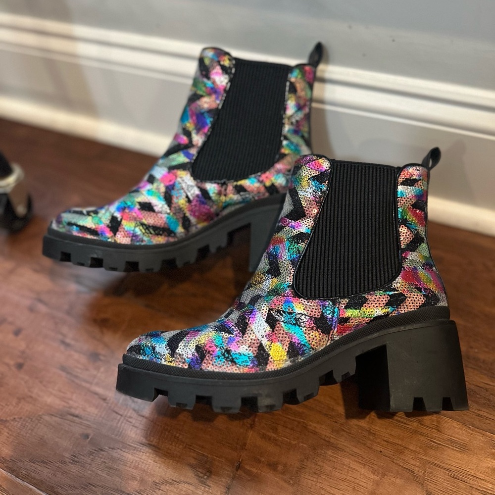 Betsey Johnson rowann sequin
metallic Chelsea boots size 6.5